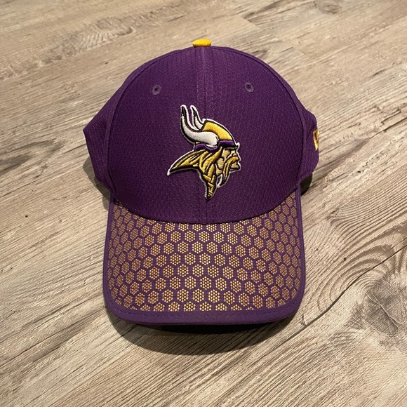 Minnesota Vikings New Era 39Thirty Purple Yellow Honeycomb Men’s Hat M/L - Picture 1 of 5